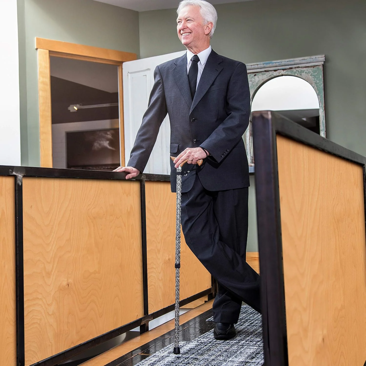 عصای پیاده روی قابل تنظیم برازوس برای مردان و زنان، ساخته شده از آلومینیوم سبک وزن حکاکی شده با دسته چوبی، بند مچی و نوک لاستیکی برای ایمنی، بدنه مشکی و نقره ای با دسته چوب بلوط قرمز