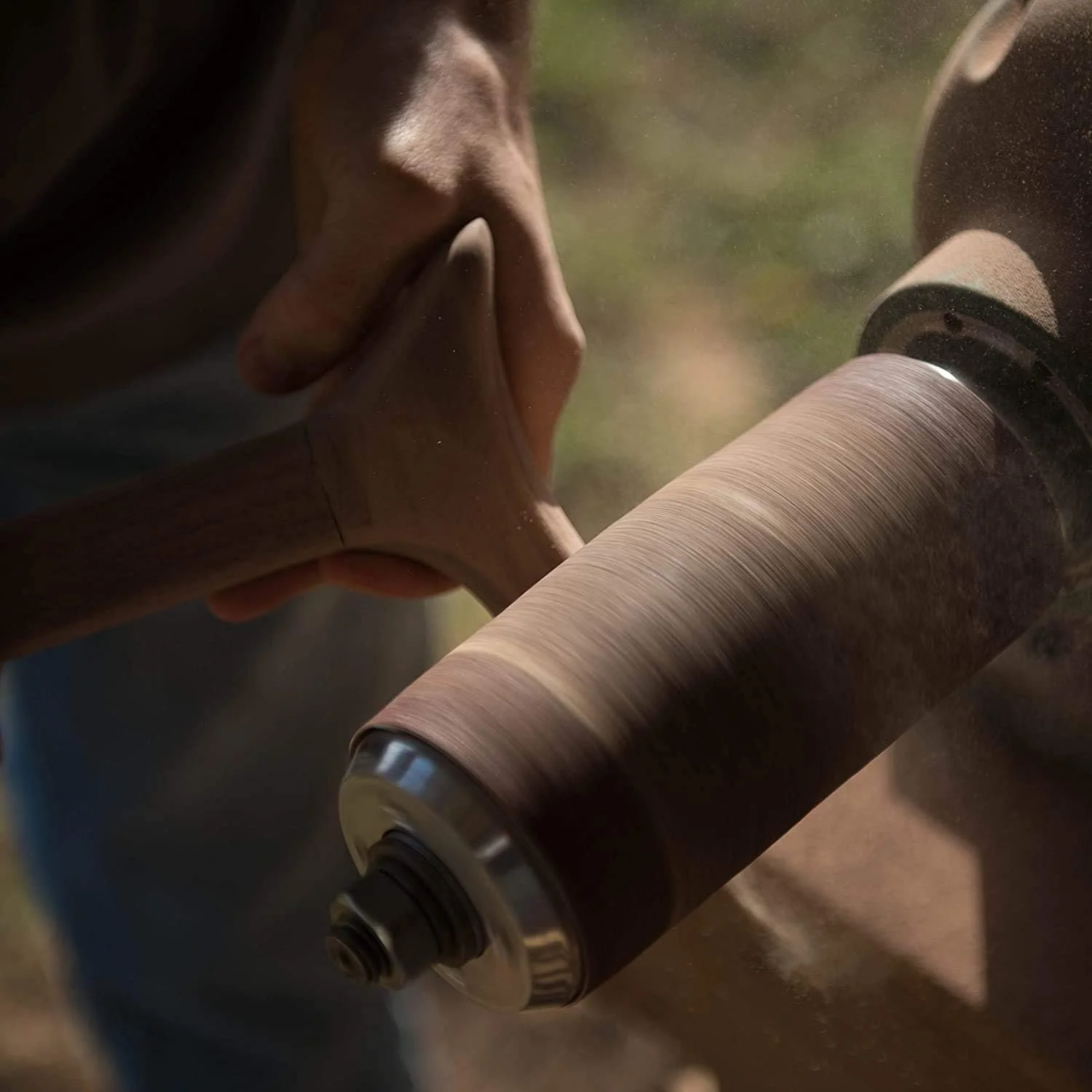 عصای پیاده روی قابل تنظیم برازوس برای مردان و زنان، ساخته شده از آلومینیوم سبک وزن حکاکی شده با دسته چوبی، بند مچی و نوک لاستیکی برای ایمنی، بدنه مشکی و نقره ای با دسته چوب بلوط قرمز