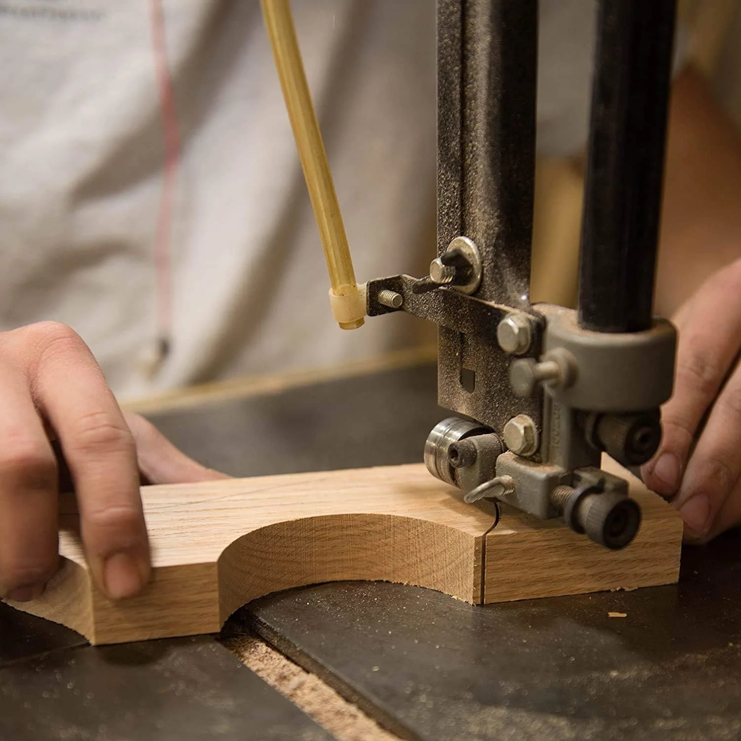 عصای پیاده روی قابل تنظیم برازوس برای مردان و زنان، ساخته شده از آلومینیوم سبک وزن حکاکی شده با دسته چوبی، بند مچی و نوک لاستیکی برای ایمنی، بدنه مشکی و نقره ای با دسته چوب بلوط قرمز