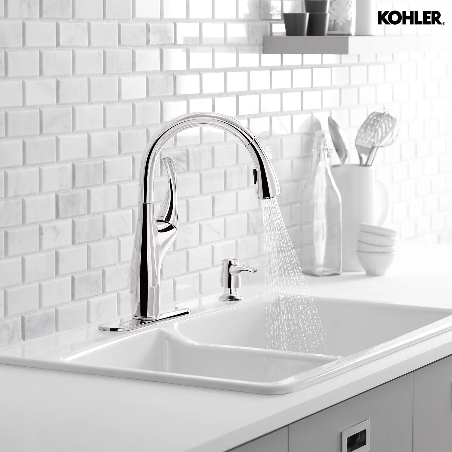 شیر آشپزخانه کولر مدل Mazz با سردوش دستی چند منظوره با فناوری اسپری سر دوش بیرون کشیدنی به همراه جای مایع ظرفشویی/لوسیون، روکش کروم (نقره ای)