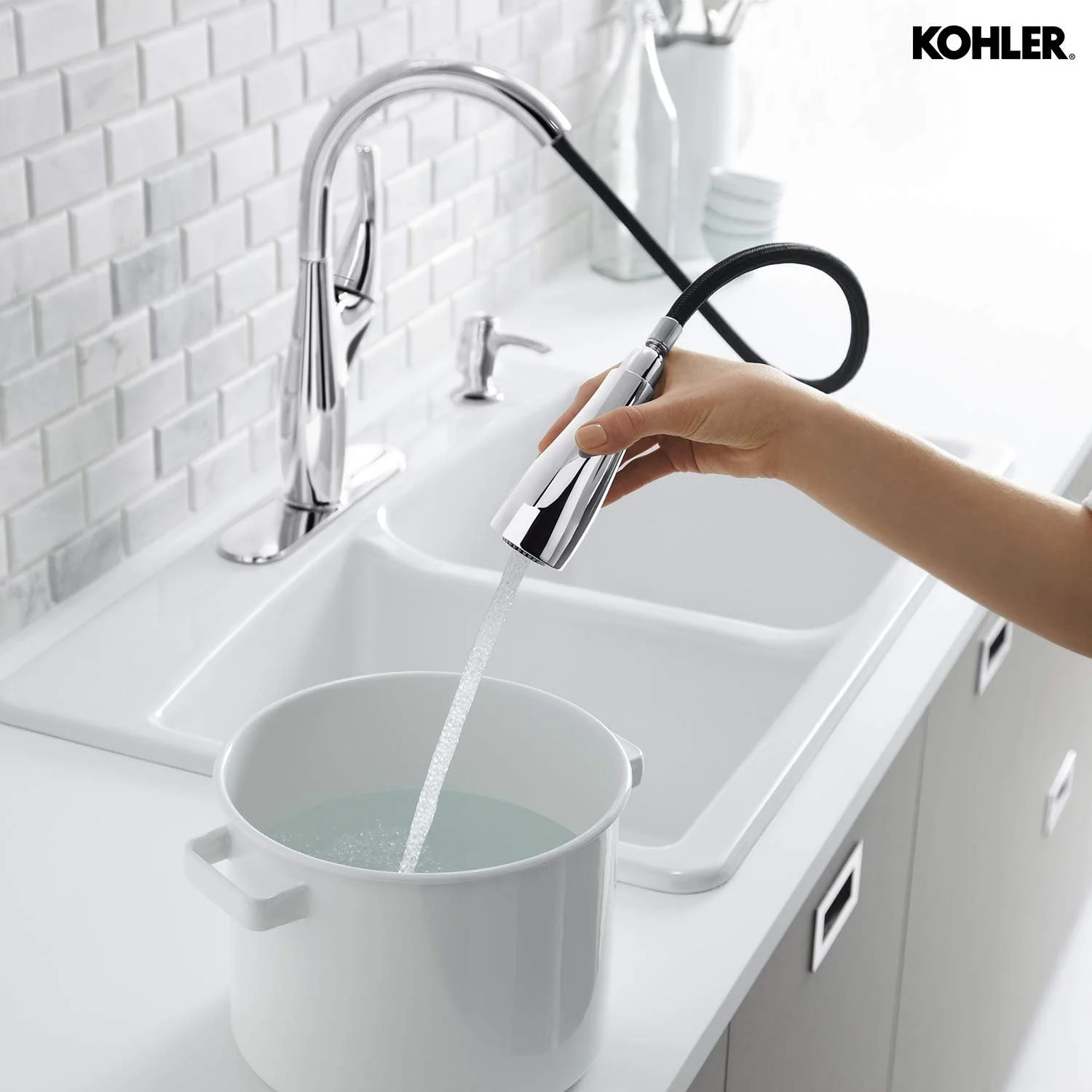 شیر آشپزخانه کولر مدل Mazz با سردوش دستی چند منظوره با فناوری اسپری سر دوش بیرون کشیدنی به همراه جای مایع ظرفشویی/لوسیون، روکش کروم (نقره ای)