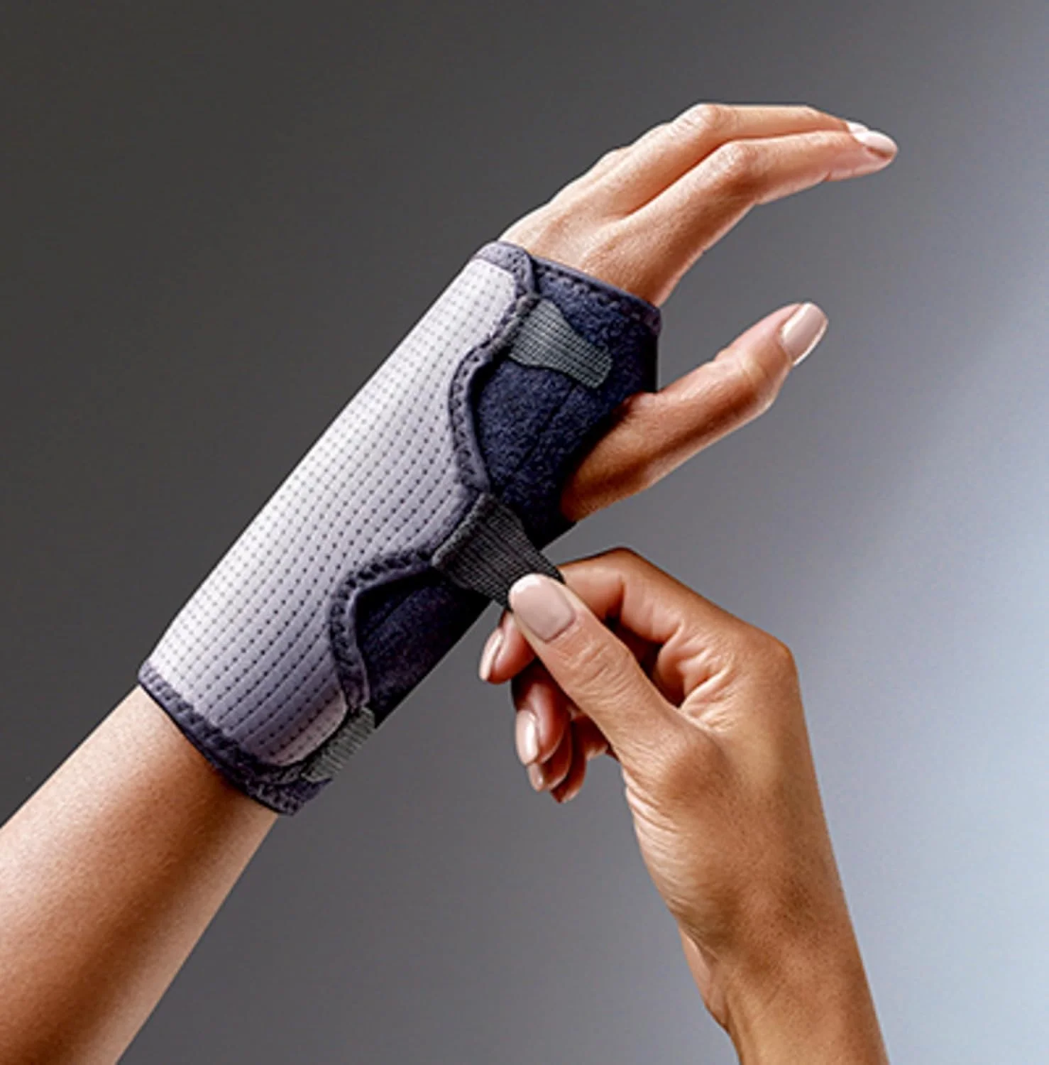 مچ بند طبی فوتورو مدل Comfort Stabilizing با سایز قابل تنظیم، 1 عدد در بسته | رنگ مشکی | 10770ENR | تثبیت کننده و پشتیبان مچ دست آسیب دیده، ضعیف و دردناک | پشتیبانی متوسط | مچ بند