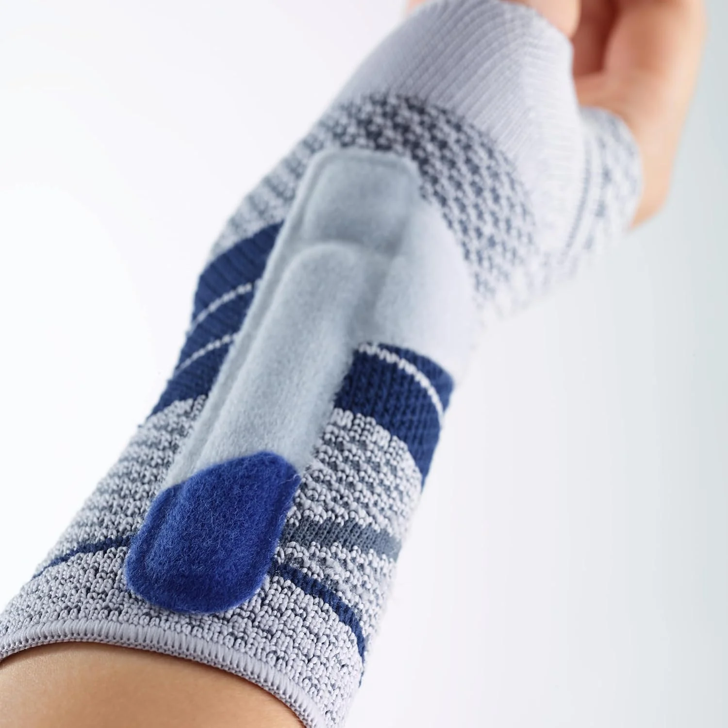 بائر فیند - ManuTrain - مچ بند - کاهش فشار و تثبیت در طول حرکت - مچ دست راست - سایز 2 - رنگ تیتانیوم