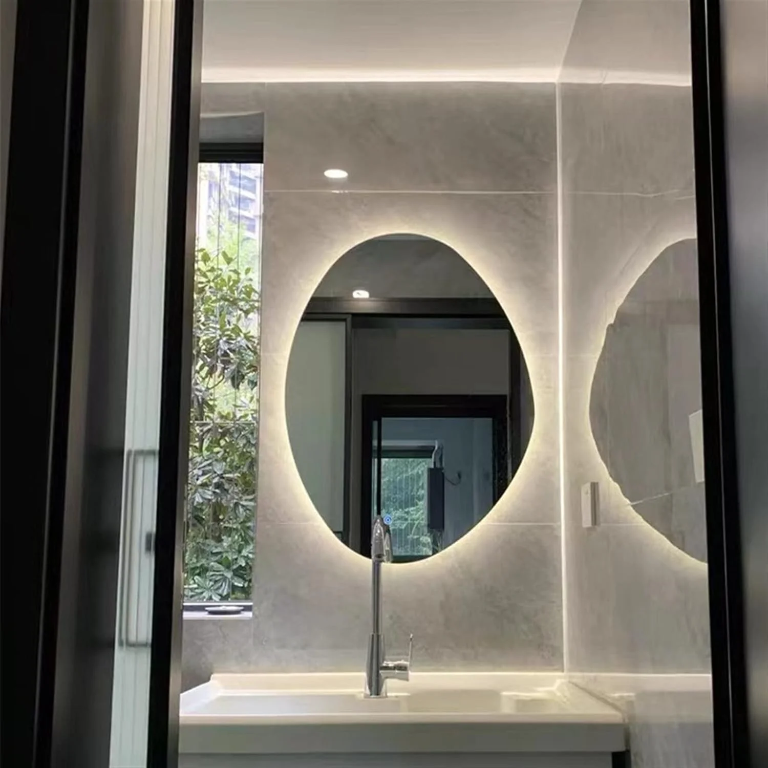 آینه حمام YHUAEE، آینه حمام برقی چراغ دار بدون بخار، هوشمند، شکل نامنظم، لوازم جانبی حمام شفاف با شکل خاص