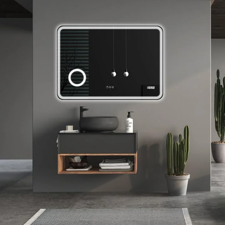 آینه حمام ال ای دی Swesolara با ابعاد 81 سانتی متر طول و 61 سانتی متر عرض، دارای نور، ضد بخار، کنترل لمسی 3 دکمه ای، دمای رنگ قابل تنظیم، عملکرد حافظه، ضد آب IP44، شیشه سکوریت، ساعت دیجیتال