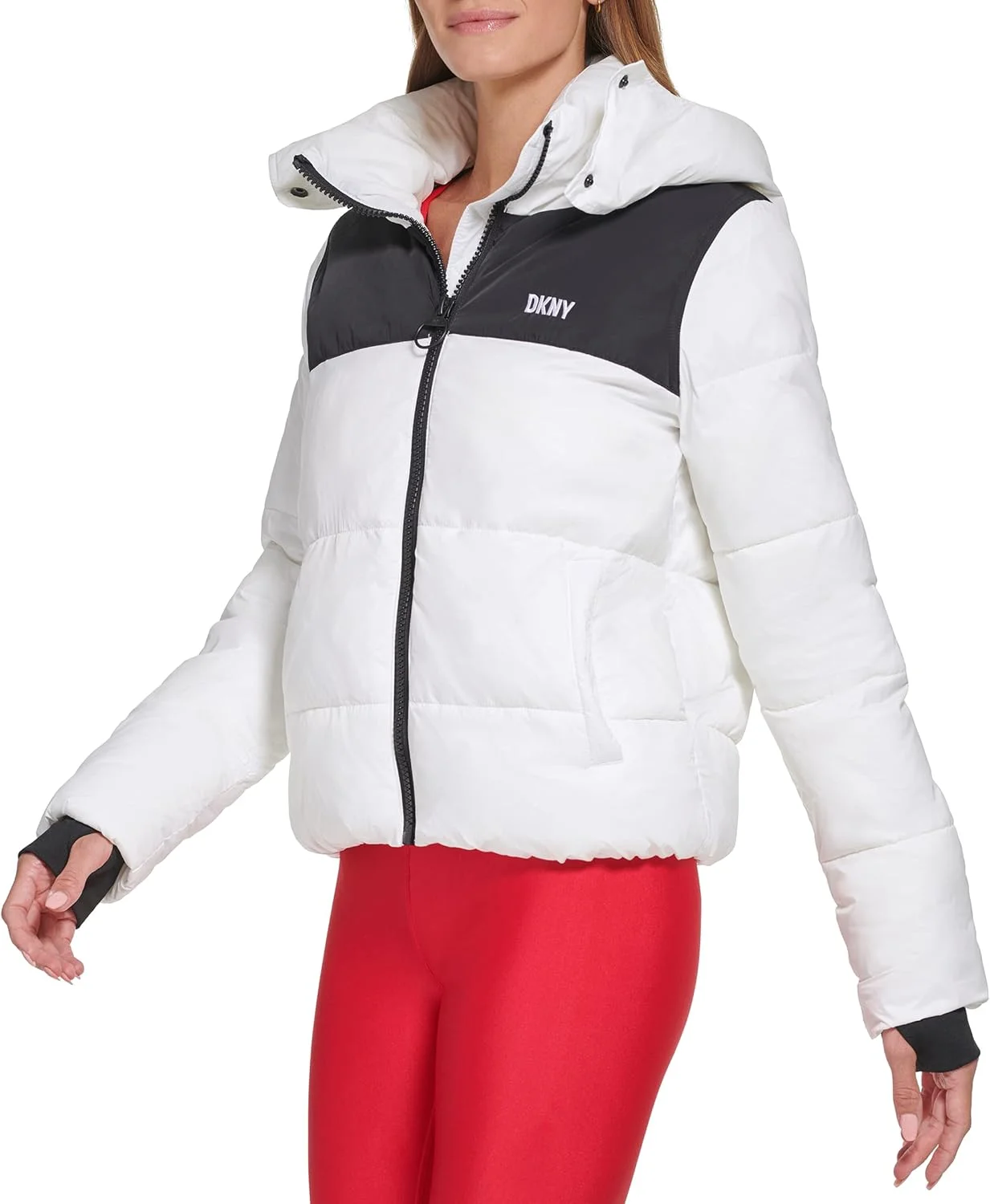 کاپشن پفی زنانه DKNY Sport با طرح رنگی و لوگو به همراه کلاه جداشدنی کاپشن پفی زنانه DKNY Sport با طرح رنگی و لوگو به همراه کلاه جداشدنی
