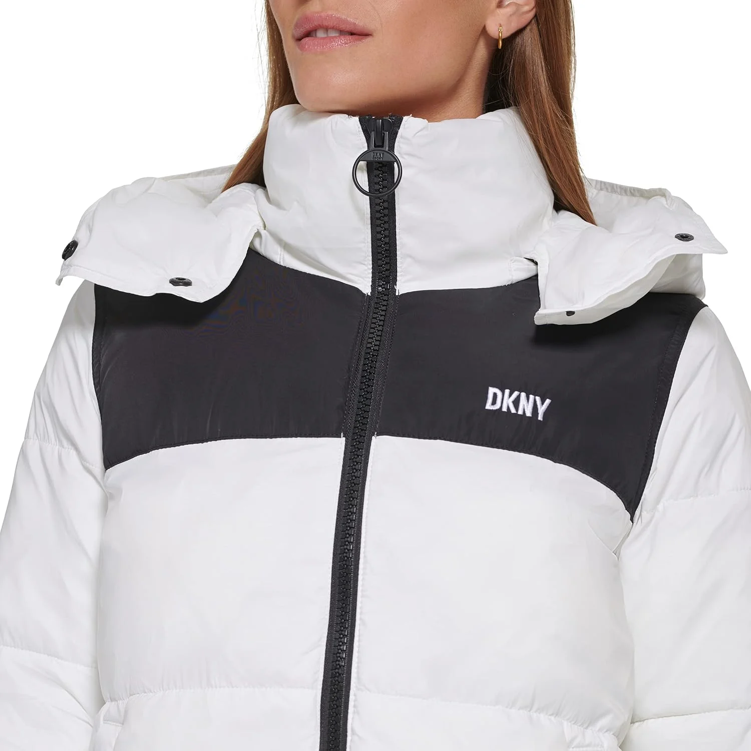 کاپشن پفی زنانه DKNY Sport با طرح رنگی و لوگو به همراه کلاه جداشدنی کاپشن پفی زنانه DKNY Sport با طرح رنگی و لوگو به همراه کلاه جداشدنی