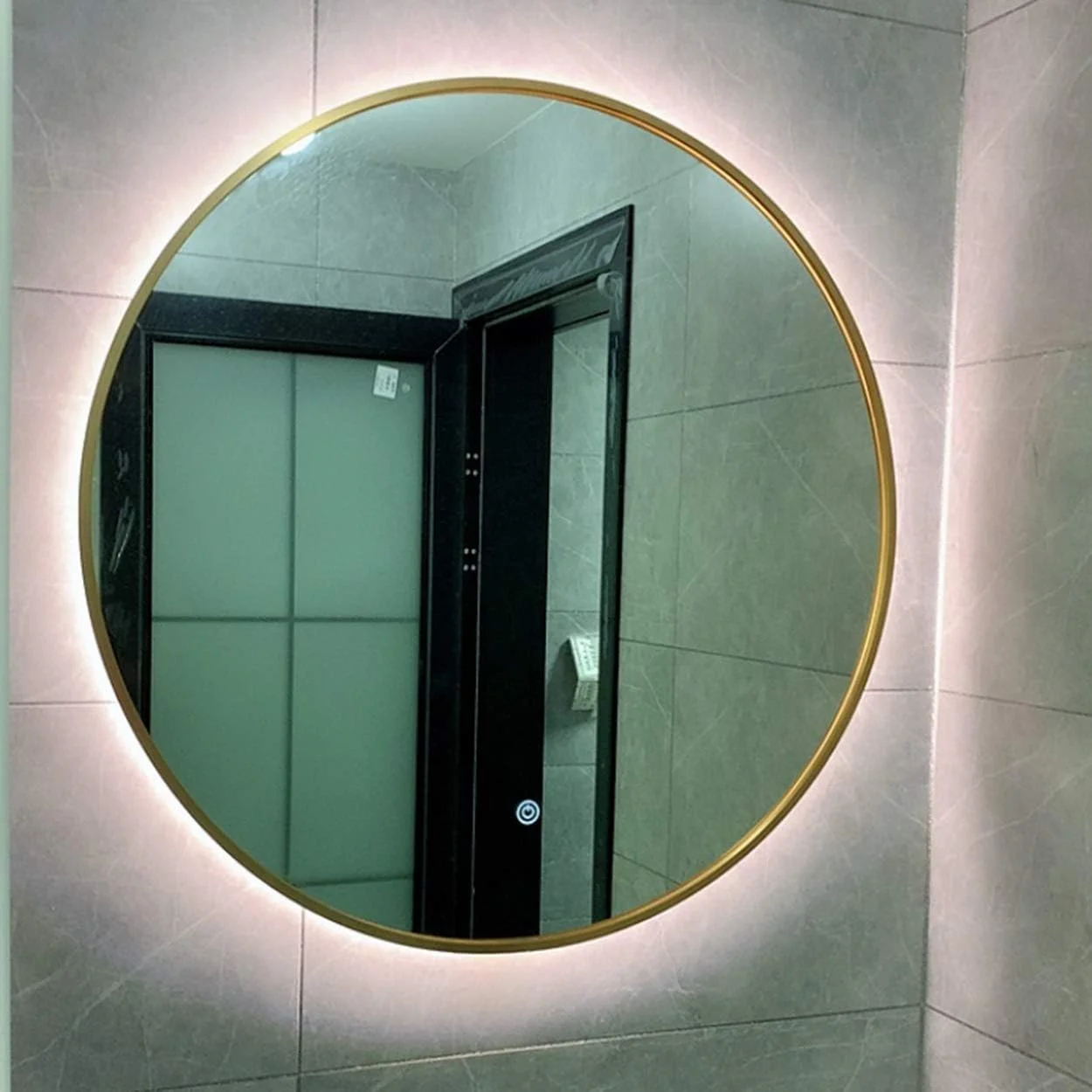 آینه گرد دیواری طلایی با نور LED برای حمام، آینه آرایشی نورانی با نور پس زمینه، قاب آلیاژ آلومینیوم، نور سفید لومن با کلید لمسی و ضد مه