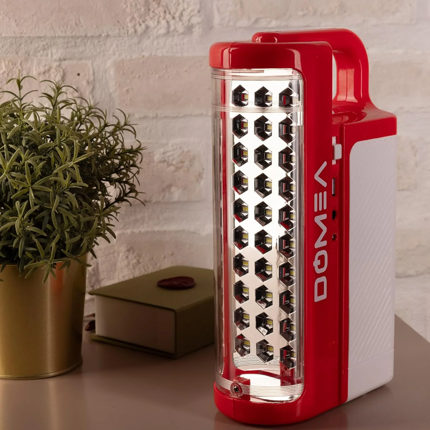 چراغ اضطراری LED شارژی DOMEA با 2 حالت نور، روشنایی 700 لومن، باتری 4000 میلی آمپر ساعتی و حداکثر 3-4.5 ساعت کارکرد نور قوی، طراحی قابل حمل مناسب برای استفاده در داخل خانه، کمپینگ در فضای باز