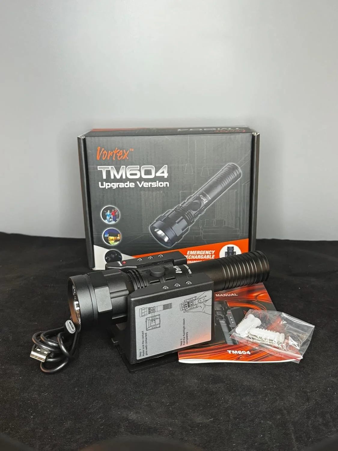 چراغ قوه اضطراری قدرتمند LED مدل Vortex TM604 با قابلیت نصب روی دیوار، توان بالا 1800 لومن، عملکرد تاکتیکی آماده به کار 24/7، ابزار امنیتی برای خودرو و منزل چراغ قوه اضطراری قدرتمند LED مدل Vortex TM604 با قابلیت نصب روی دیوار، توان بالا 1800 لومن، عملکرد تاکتیکی آماده به کار 24/7، ابزار امنیتی برای خودرو و منزل