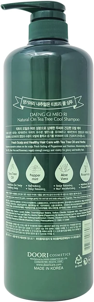 شامپو خنک کننده درخت چای Daeng Gi Meo Ri، روغن درخت چای و عصاره آلوئه ورا، حس طراوت بخش به موهای چرب، رطوبت رسانی به موهای خشک، اثر پاک کنندگی ملایم و نرم، 1000 میلی لیتر