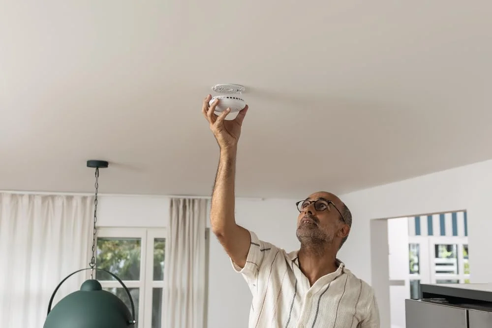 آشکارساز دود ABUS برای سیستم دزدگیر بی سیم Smartvest Pro - آلارم دود بی سیم برای اتاق کودک، اتاق خواب، راهرو، آشپزخانه و سایر اتاق ها - نصب با پیچ یا چسب - تست شده DIN EN 14604