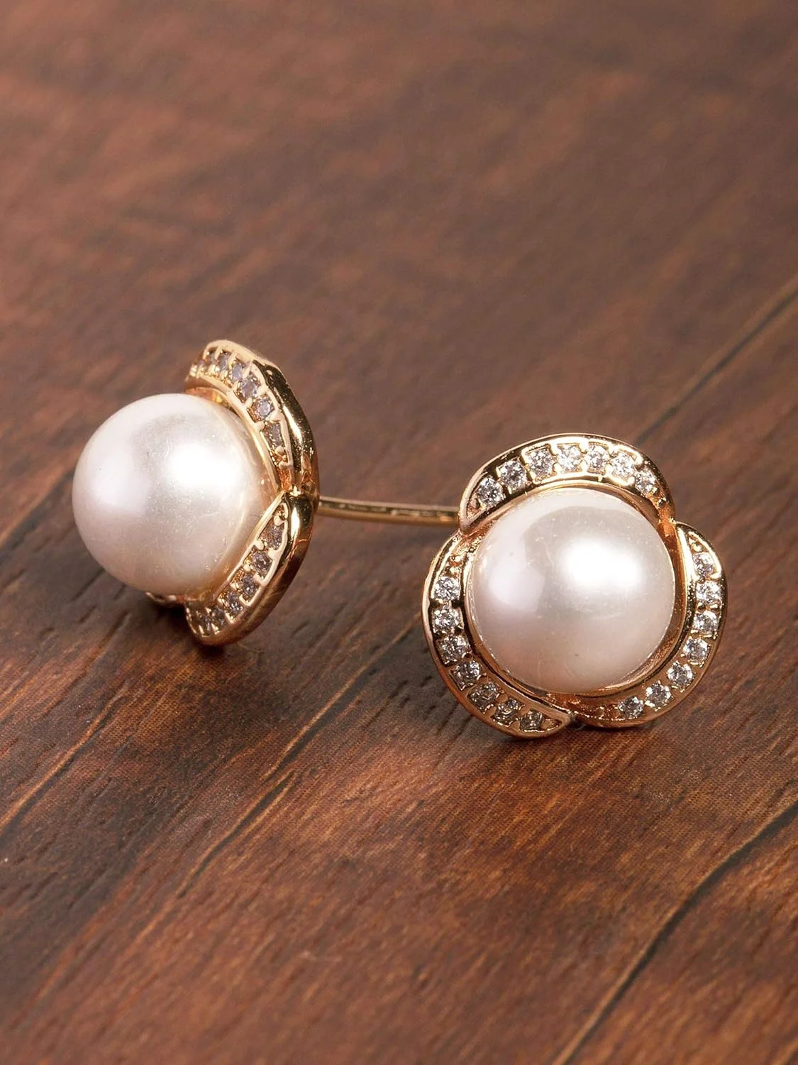 گوشواره های میخی زنانه ZAVERI PEARLS با روکش طلایی، پایه فلزی برنجی، زیرکونیا مکعبی درخشان و مروارید - ZPFK9471 گوشواره های میخی زنانه ZAVERI PEARLS با روکش طلایی، پایه فلزی برنجی، زیرکونیا مکعبی درخشان و مروارید - ZPFK9471