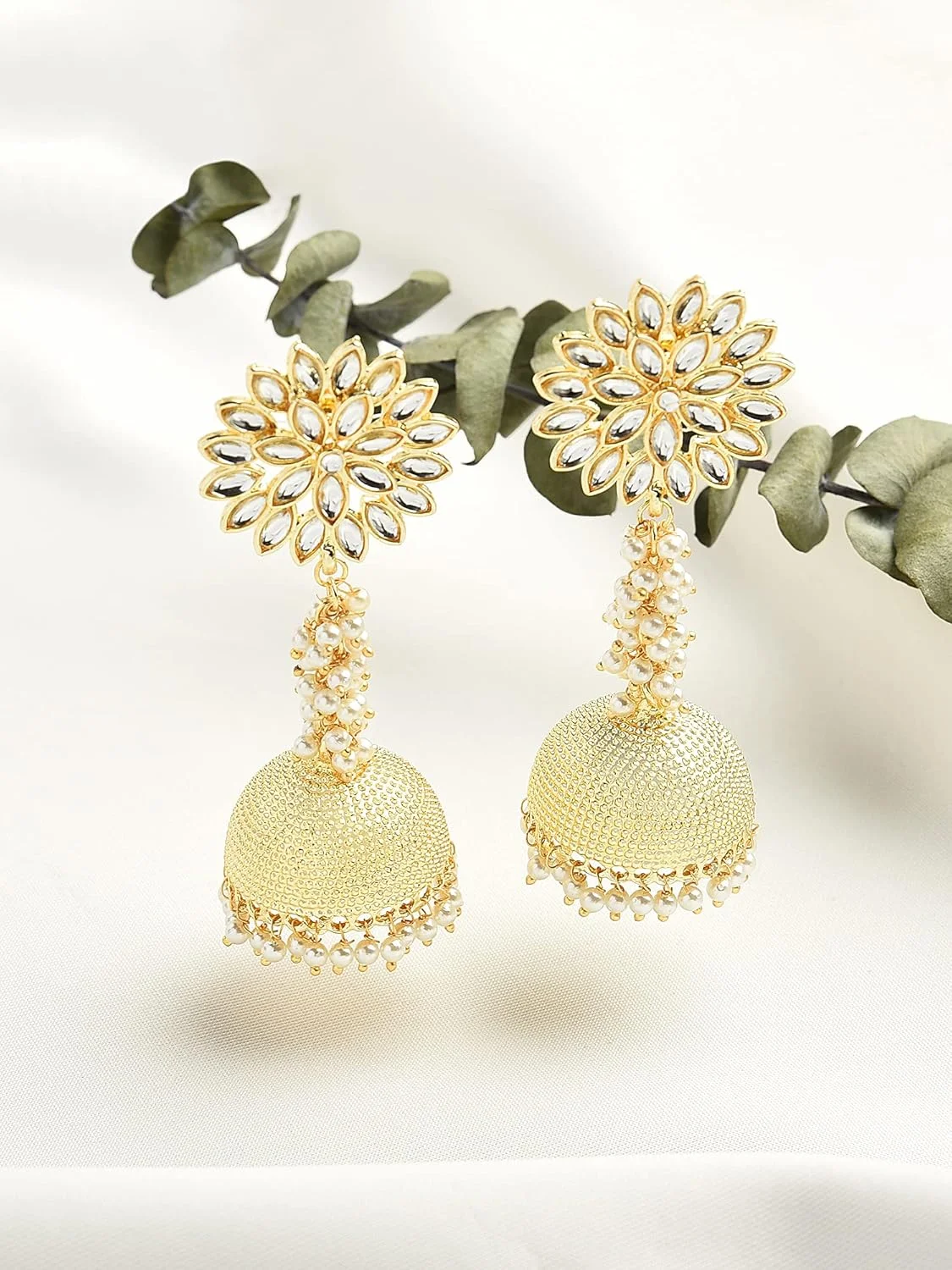 گوشواره زنانه جومکی با طرح خوشه ای مروارید و نگین های Kundan با روکش طلایی ZAVERI PEARLS مدل ZPFK11233 گوشواره زنانه جومکی با طرح خوشه ای مروارید و نگین های Kundan با روکش طلایی ZAVERI PEARLS مدل ZPFK11233