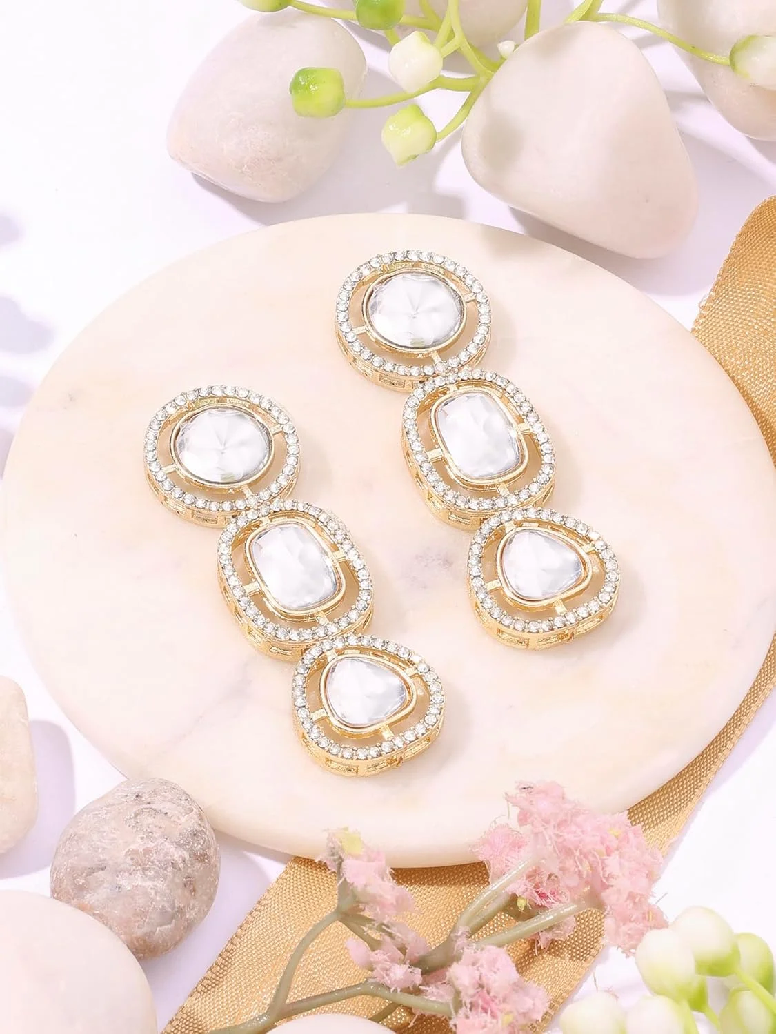 گوشواره آویز زنانه Zaveri Pearls با سنگ های مصنوعی طلایی و الماس های اتریشی - ZPFK16885 گوشواره آویز زنانه Zaveri Pearls با سنگ های مصنوعی طلایی و الماس های اتریشی - ZPFK16885