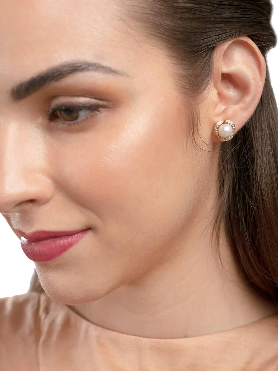 گوشواره های میخی زنانه ZAVERI PEARLS با روکش طلایی، پایه فلزی برنجی، زیرکونیا مکعبی درخشان و مروارید - ZPFK9471 گوشواره های میخی زنانه ZAVERI PEARLS با روکش طلایی، پایه فلزی برنجی، زیرکونیا مکعبی درخشان و مروارید - ZPFK9471
