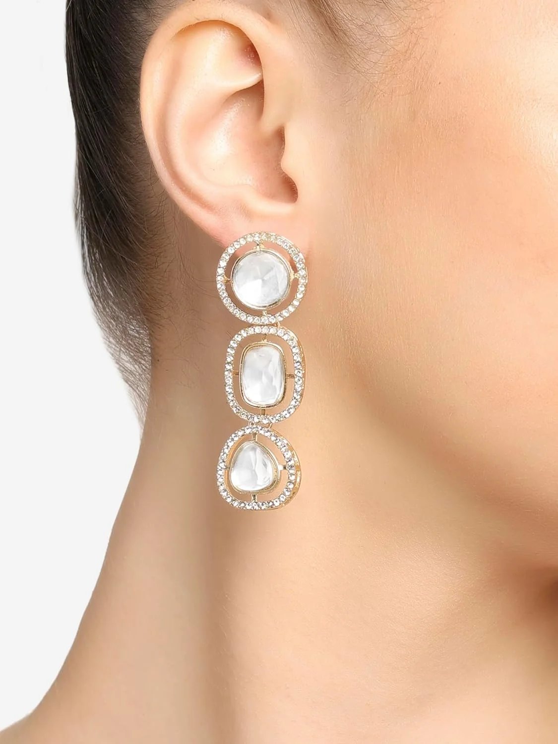 گوشواره آویز زنانه Zaveri Pearls با سنگ های مصنوعی طلایی و الماس های اتریشی - ZPFK16885 گوشواره آویز زنانه Zaveri Pearls با سنگ های مصنوعی طلایی و الماس های اتریشی - ZPFK16885