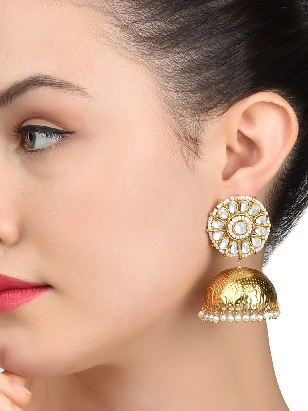 گوشواره جومکی زنانه ZAVERI PEARLS با طراحی ظریف، نگین های Kundan و مروارید، روکش طلای 22 عیار - مدل ZPFK9236 گوشواره جومکی زنانه ZAVERI PEARLS با طراحی ظریف، نگین های Kundan و مروارید، روکش طلای 22 عیار - مدل ZPFK9236