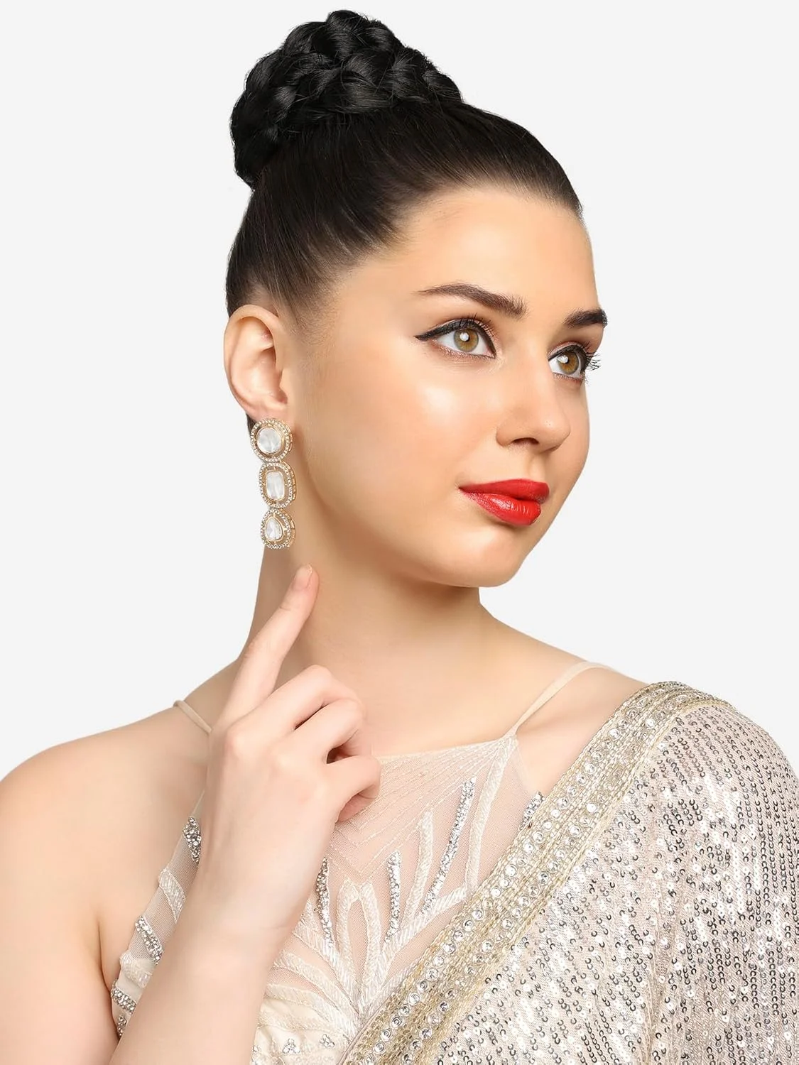 گوشواره آویز زنانه Zaveri Pearls با سنگ های مصنوعی طلایی و الماس های اتریشی - ZPFK16885 گوشواره آویز زنانه Zaveri Pearls با سنگ های مصنوعی طلایی و الماس های اتریشی - ZPFK16885