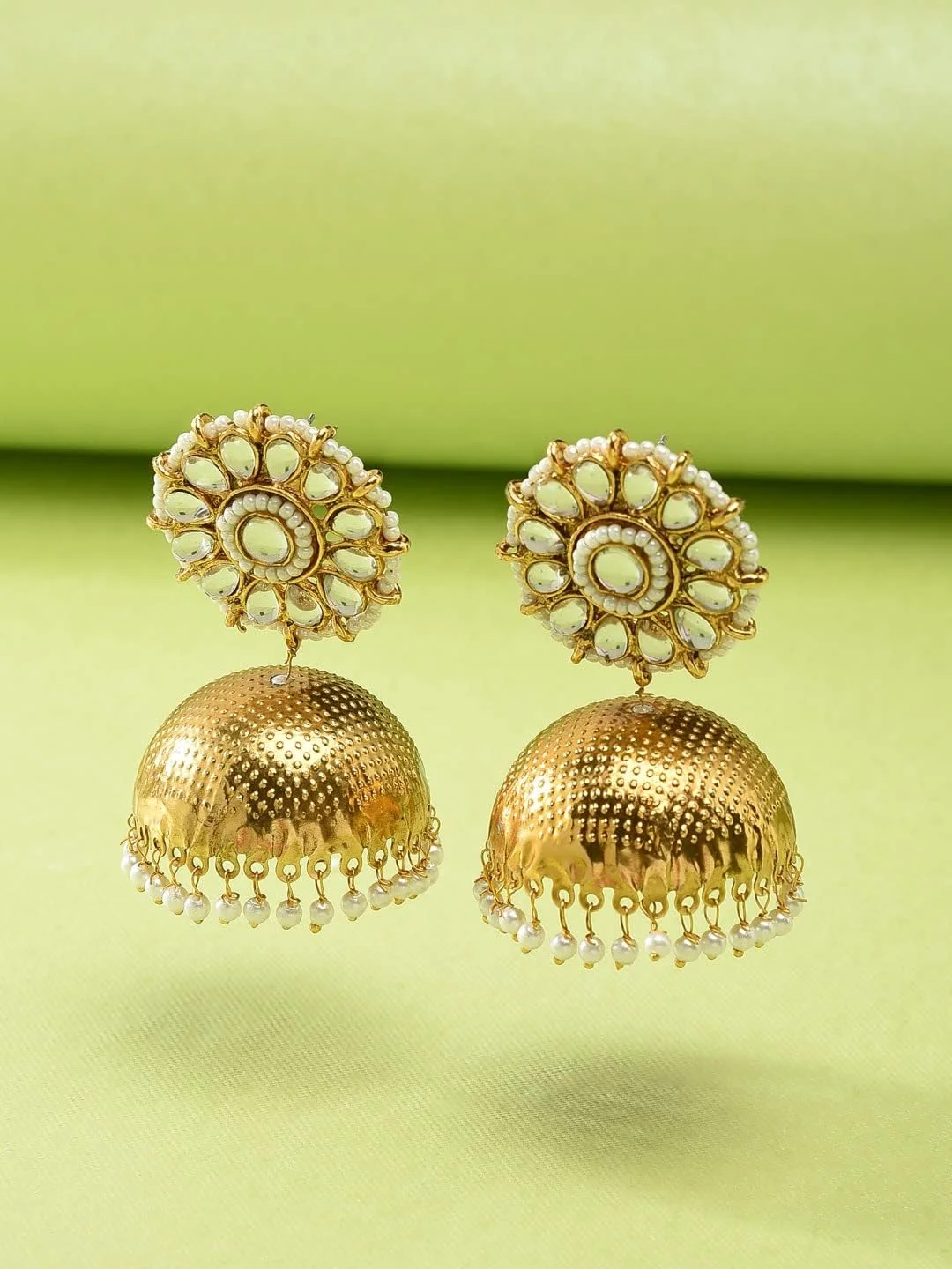 گوشواره جومکی زنانه ZAVERI PEARLS با طراحی ظریف، نگین های Kundan و مروارید، روکش طلای 22 عیار - مدل ZPFK9236 گوشواره جومکی زنانه ZAVERI PEARLS با طراحی ظریف، نگین های Kundan و مروارید، روکش طلای 22 عیار - مدل ZPFK9236