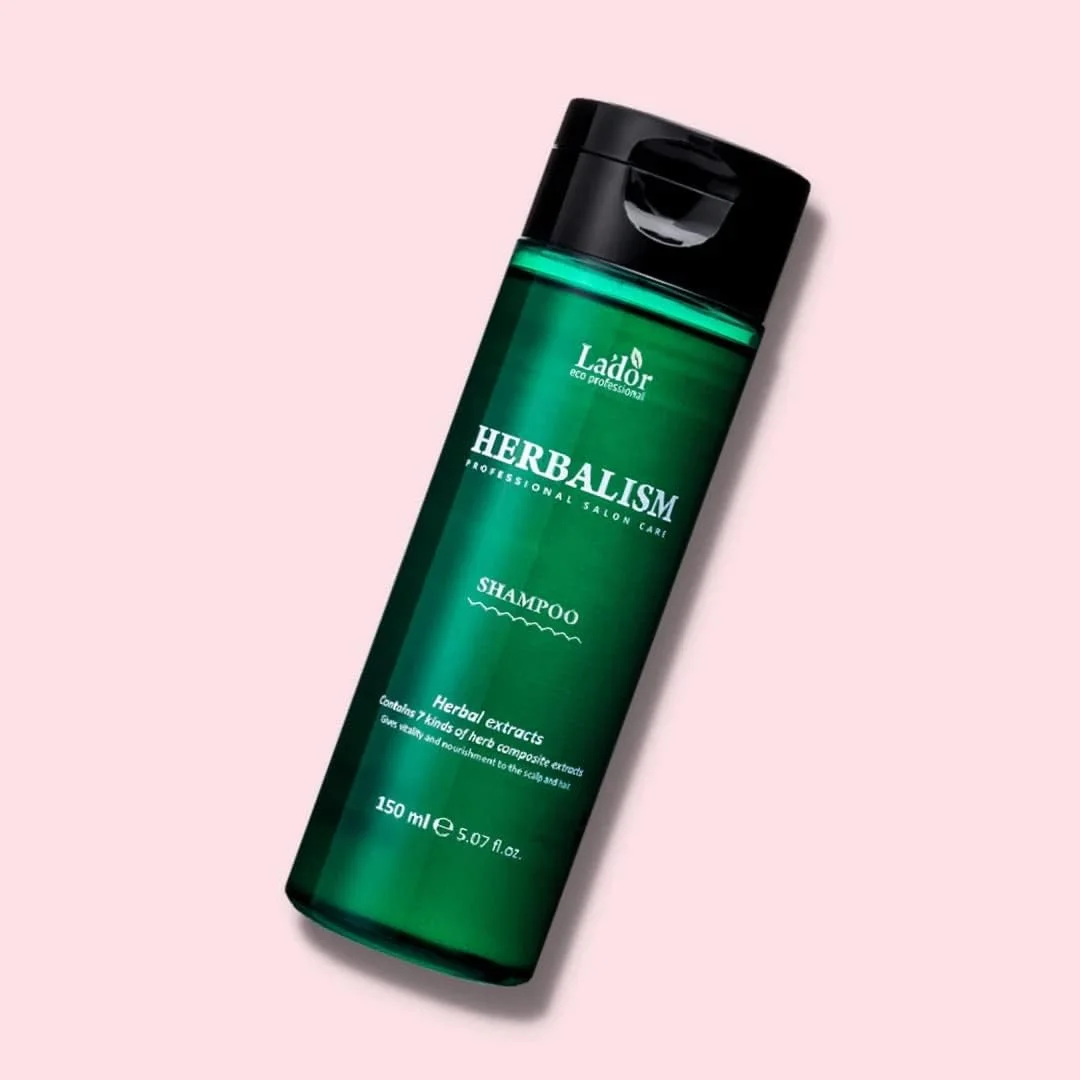 شامپو گیاهی هربالیسم لادر 150 میلی لیتر، درمان تسکین دهنده مو با عصاره های گیاهی، کمک به جلوگیری از ریزش مو، حاوی 7 نوع عصاره گیاهی، تسکین دهنده و طراوت بخش پوست سر
