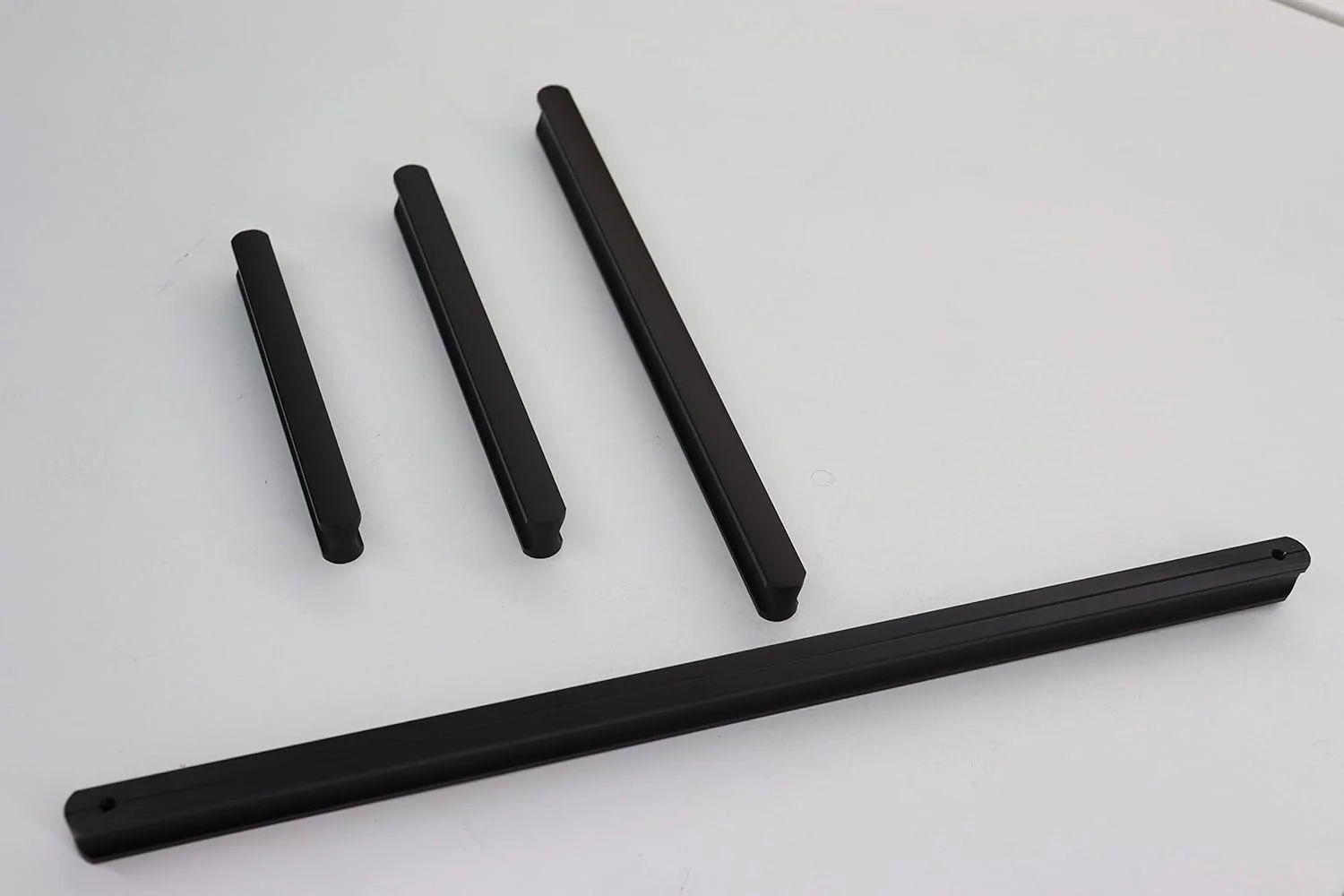 دستگیره کابینت VILA F1012، دستگیره کشو، آلیاژ روی جامد، مشکی مات، مناسب برای کابینت آشپزخانه و مبلمان، 1 عدد، سایز: (320 میلی متر)