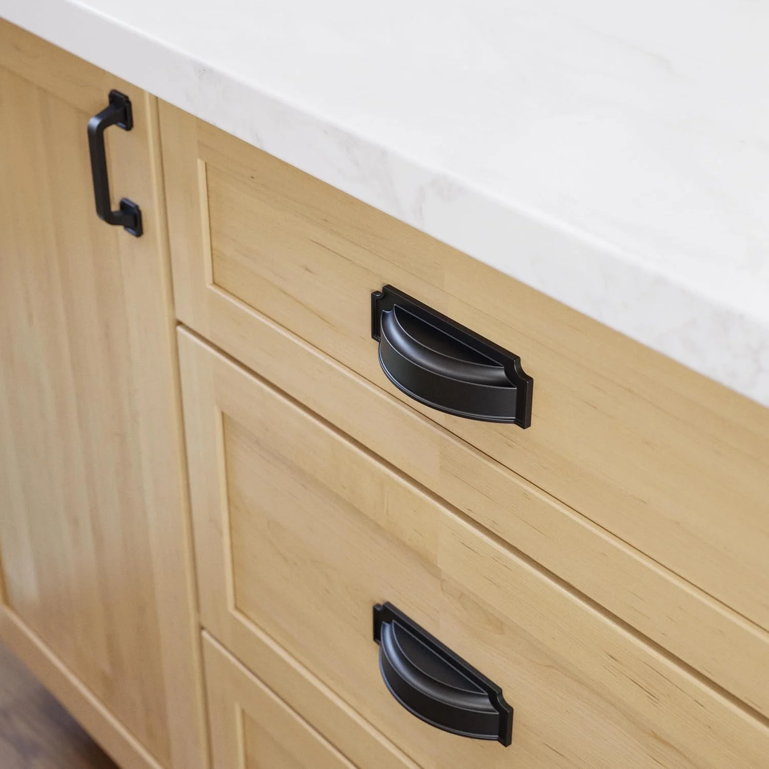 دستگیره کابینت فرانکلین برنج با صفحه پشتی شیاردار (بسته 10 عددی) با فاصله مرکز سوراخ 3 یا 3-3/4 اینچ | دستگیره های مشکی مات برای آشپزخانه، سخت افزار برای کمد، کشو، مبلمان P40110C-FB-B