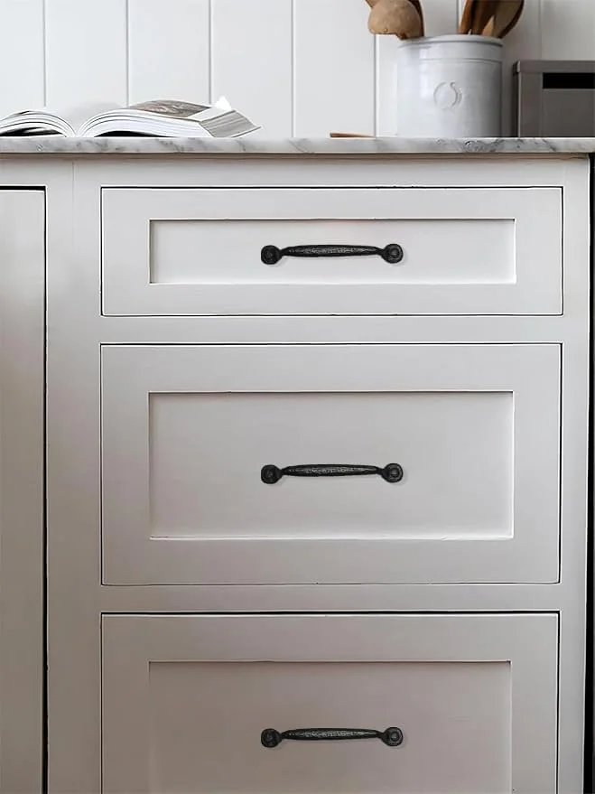 ZAUYX بسته 10 عددی دستگیره کابینت آهنی مشکی، مرکز سوراخ 96 میلی‌متری (3-3/4 اینچ)، دستگیره کشوهای روستیک مشکی عتیقه، دستگیره کابینت چکش‌خورده، سخت‌افزار کابینت آشپزخانه، دستگیره های قدیمی برای کشوها.