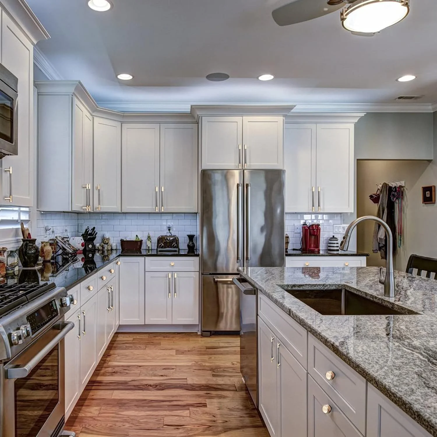 دستگیره کابینت GTKHAAPPY بسته 12 عددی 5 اینچی مدرن خاکستری و طلایی آلومینیومی با طرح الماس آجدار، سخت افزار کشو برای درب کابینت آشپزخانه و حمام (مرکز سوراخ 3.75 اینچ)