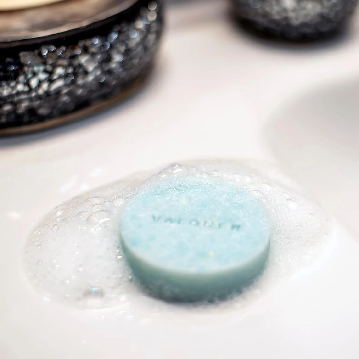 شامپو بار والکر لابراتوریوس، بدون سولفات، بدون صابون، بدون پلاستیک، 100% وگان و بدون تست حیوانی - بدون پسماند و سازگار با محیط زیست 50 گرم (موهای معمولی) اثر کف کنندگی شامپو بار والکر لابراتوریوس، بدون سولفات، بدون صابون، بدون پلاستیک، 100% وگان و بدون تست حیوانی - بدون پسماند و سازگار با محیط زیست 50 گرم (موهای معمولی) اثر کف کنندگی