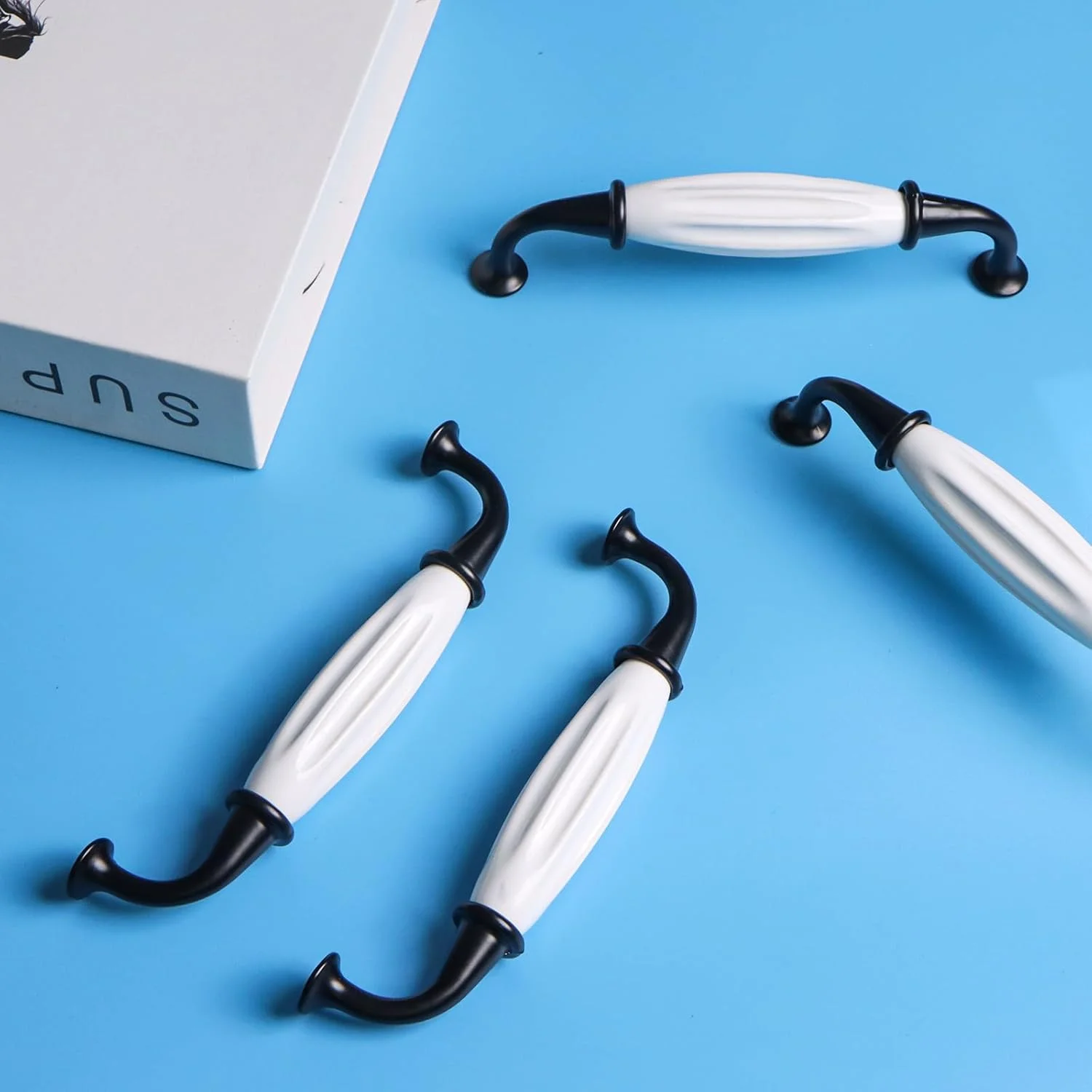 Qaixwuyi 4 عدد دستگیره مبلمان سرامیکی عتیقه، دستگیره کابینت سرامیکی، دستگیره کشو سفید مشکی آلیاژ روی سرامیکی