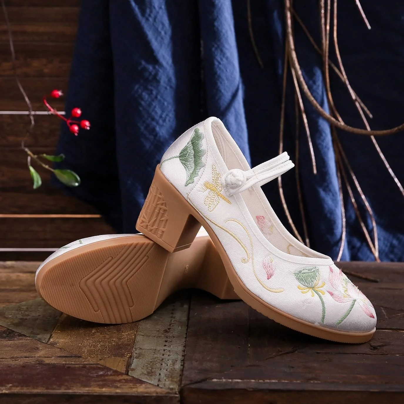 کفش های پاشنه متوسط زنانه GHAKKE مدل 2024 با گلدوزی گل به سبک چینی، کفش های با سبک باستانی مناسب چئونگسام هانفو، کفش های شرقی مناسب اجرای صحنه، کفش های سبک و راحت با بند مچ پا (سفید، 38 EU)
