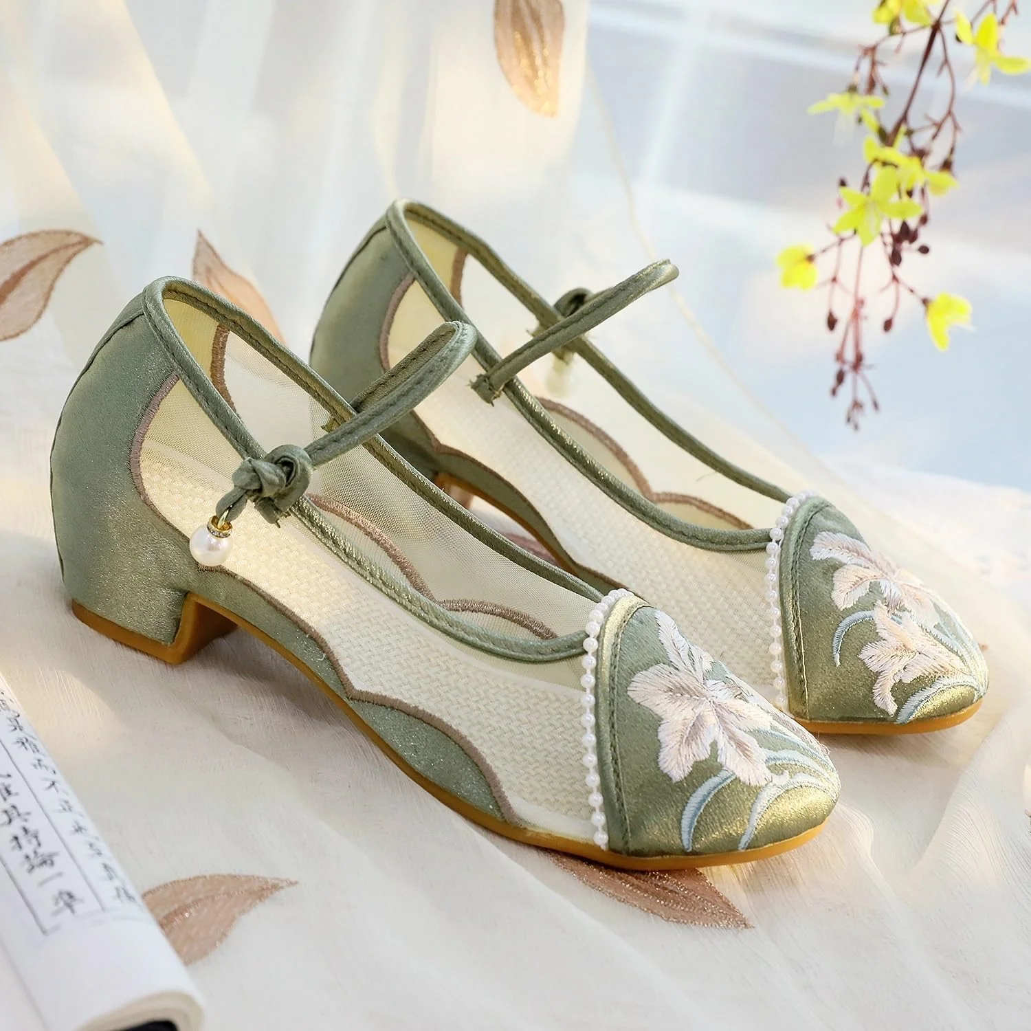 کفش زنانه توری تنفسی با گلدوزی گل، سبک قومی، کفش های بند دار مچ پا، کفش های سنتی چینی باستانی به سبک هانفو، کفش های رقص یوگا