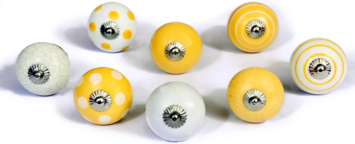 مجموعه 8 عددی دستگیره سرامیکی Nacnic سفید و زرد، نقاشی شده با دست با طرح های مختلف. دستگیره های دست ساز برای کابینت ها، کشوها، کمدها و آویزها. دستگیره های کلاسیک با قطر 40 میلی متر.