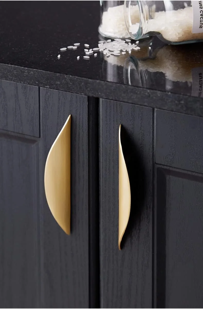 دستگیره های کمدهای خزنه، دستگیره های طلایی کشو، دستگیره کابینت درب کشو، دستگیره مبلمان با پیچ، دستگیره کابینت آشپزخانه، برای درب کمد لباس، درب کابینت و دکوراسیون منزل (117 میلی متر، 4 عدد)