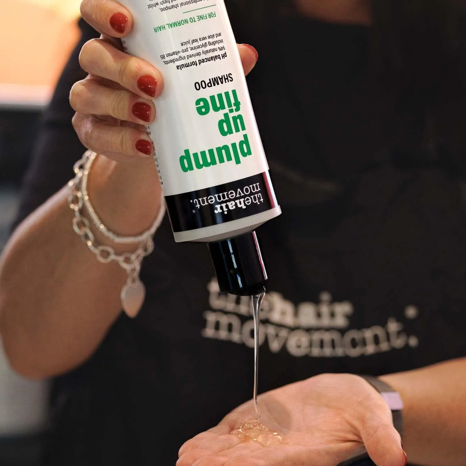 شامپو حجم دهنده موهای نازک دِ هیر موومنت (400 میلی لیتر) - افزایش حجم، استحکام و درخشندگی برای مبارزه با چربی و ریشه های چرب - مناسب موهای معمولی تا نازک - بدون تست حیوانی، وگان، پلاستیک 100% بازیافتی بریتانیا