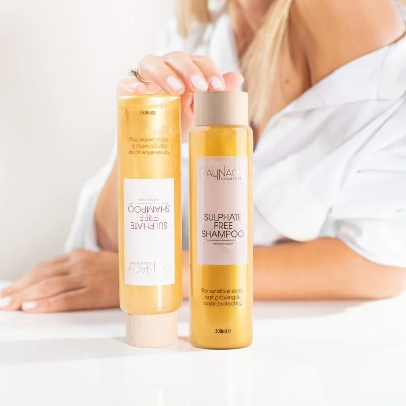شامپو پروتئینه بدون سولفات کالیناچی 300 میلی لیتر - حاوی کافئین، کراتین، آکواکسیل، پاک کننده، مرطوب کننده و حجم دهنده، سازگار با رنگ مو، مناسب برای موهای فر، کف ملایم برای پوست سر حساس