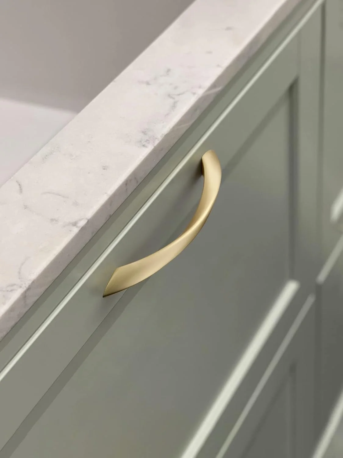 دستگیره کابینت طلایی برس خورده JIASENBAO، 6.3 اینچ، دستگیره های کمانی برنجی پیچ خورده، سخت افزار کابینت کشو آشپزخانه، کمد حمام، دراور، آلیاژ روی، بسته 10 عددی