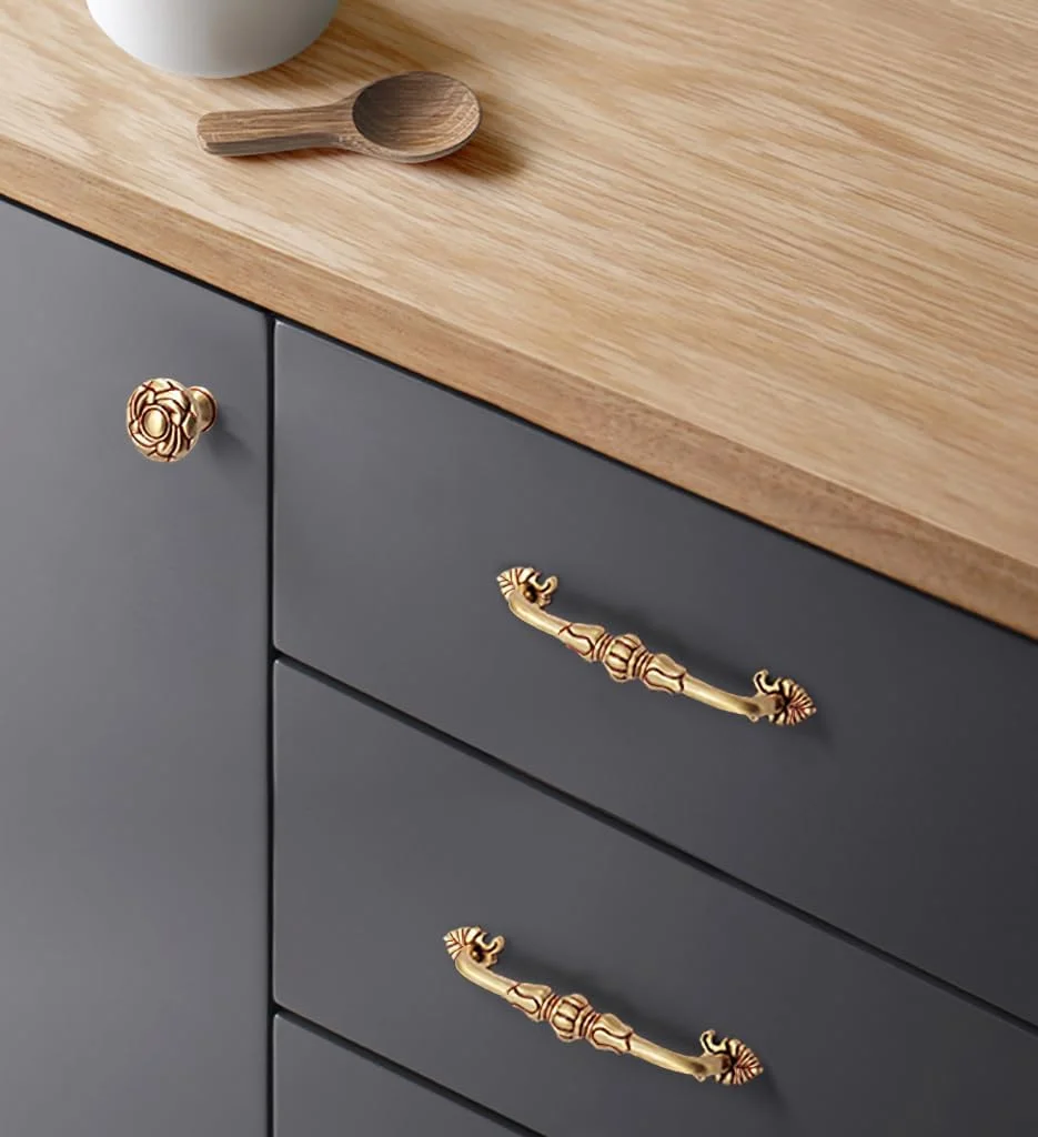 CcHhyyt بسته 2 عددی دستگیره کابینت برنجی 3-3/4 اینچی با طرح گلدار عتیقه، دستگیره کشو، سخت افزار آشپزخانه برنجی جامد، دستگیره های طلایی مات برای کشو کمد کابینت (مرکز سوراخ 3-3/4 اینچی، طلایی)