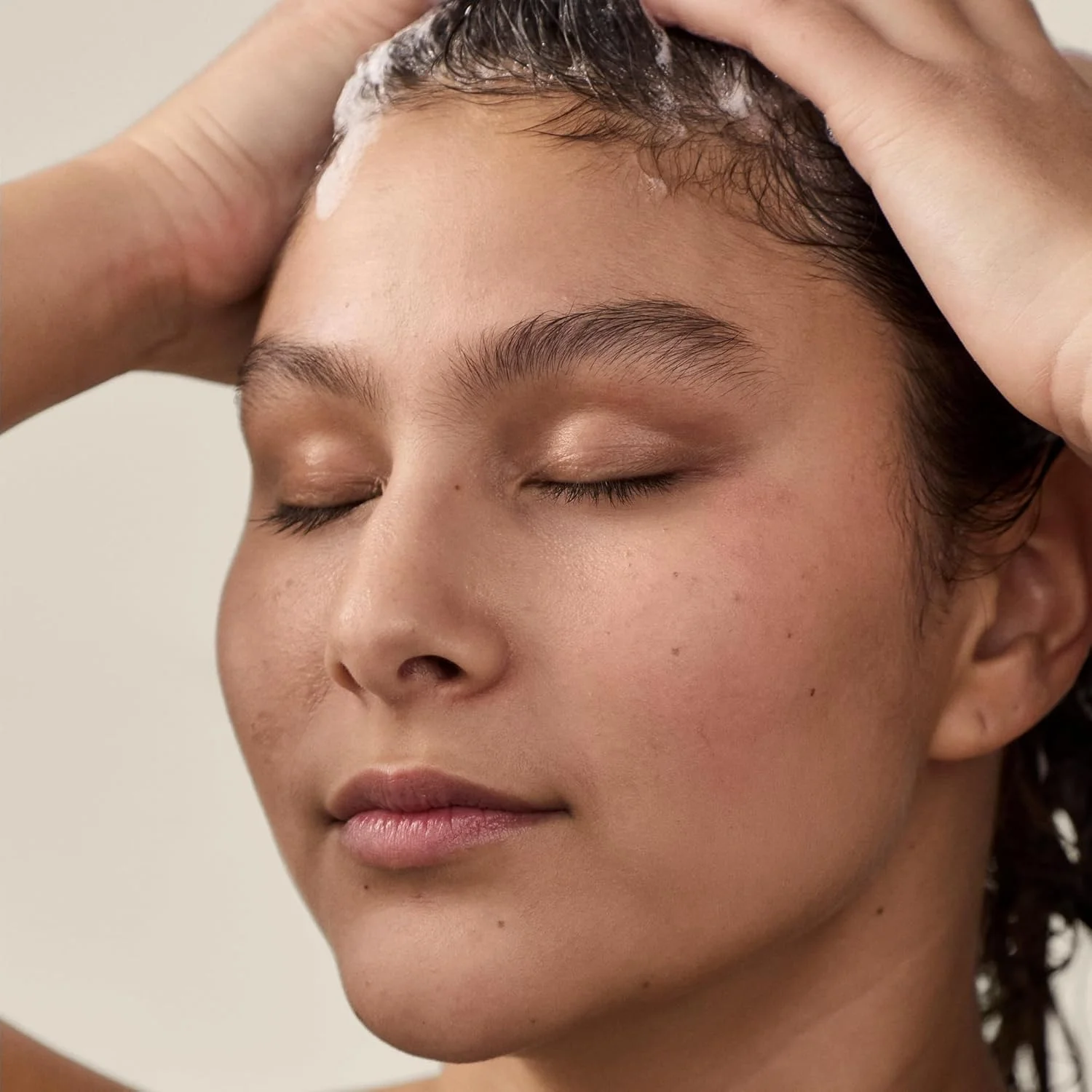 شامپو مغذی موز بادی شاپ (400 میلی لیتر)، شامپو ضد وز مو با عصاره موز، مناسب موهای خشک و مستعد وز، موهای موج دار و فر، کنترل وز مو، مراقبت از مو وگان