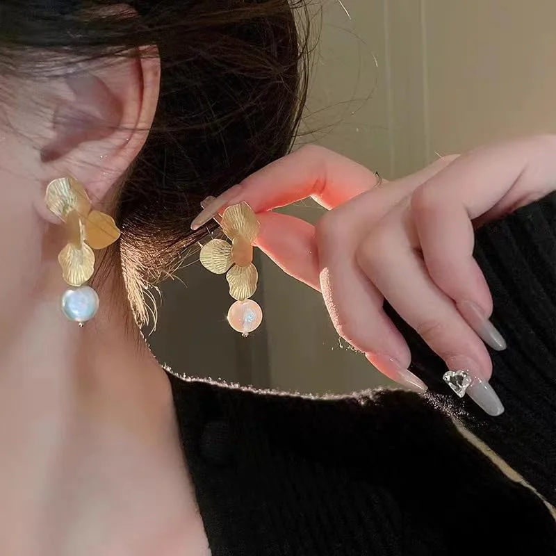 گوشواره های مرواریدی شیک با الهام از سلبریتی ها YouBella Fashion Jewellery برای زنان و دختران (طلایی) (YBEAR_33408)