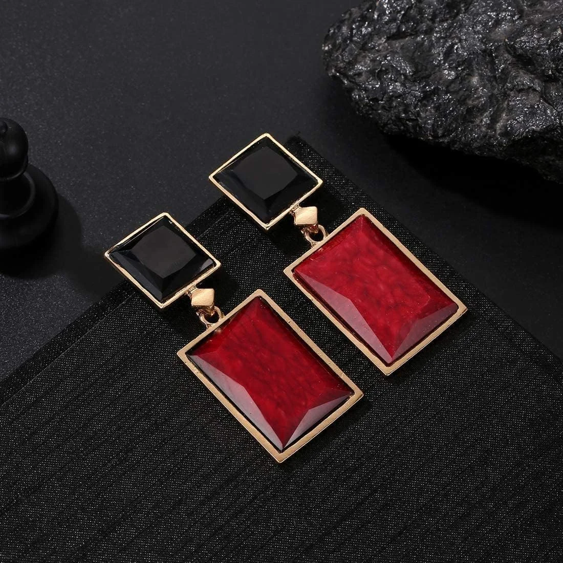 گوشواره های دست ساز نگین دار قرمز و مشکی YouBella Jewellery با روکش طلایی برای دختران و زنان گوشواره های دست ساز نگین دار قرمز و مشکی YouBella Jewellery با روکش طلایی برای دختران و زنان