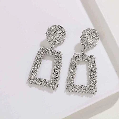 گوشواره های دست ساز کریستالی نقره ای برنجی الهام گرفته از افراد مشهور YouBella Jewellery برای دختران و زنان