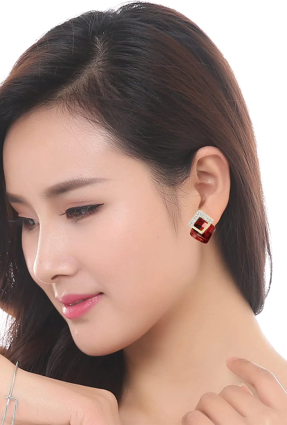 گوشواره های زنانه یوتبلا، روکش طلایی، نگین دار، مدل میخی، مناسب دختران و زنان گوشواره های زنانه یوتبلا، روکش طلایی، نگین دار، مدل میخی، مناسب دختران و زنان