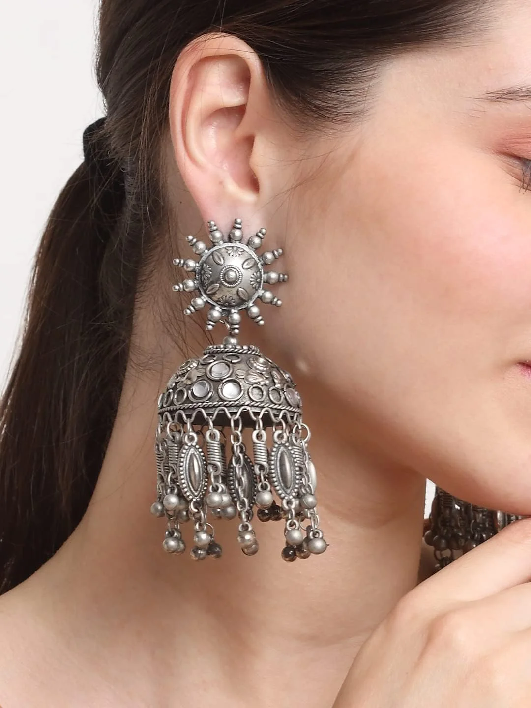 گوشواره های جومکی بزرگ نقره ای اکسید شده الهام گرفته از سلبریتی YouBella Jewellery برای دختران و زنان گوشواره های جومکی بزرگ نقره ای اکسید شده الهام گرفته از سلبریتی YouBella Jewellery برای دختران و زنان