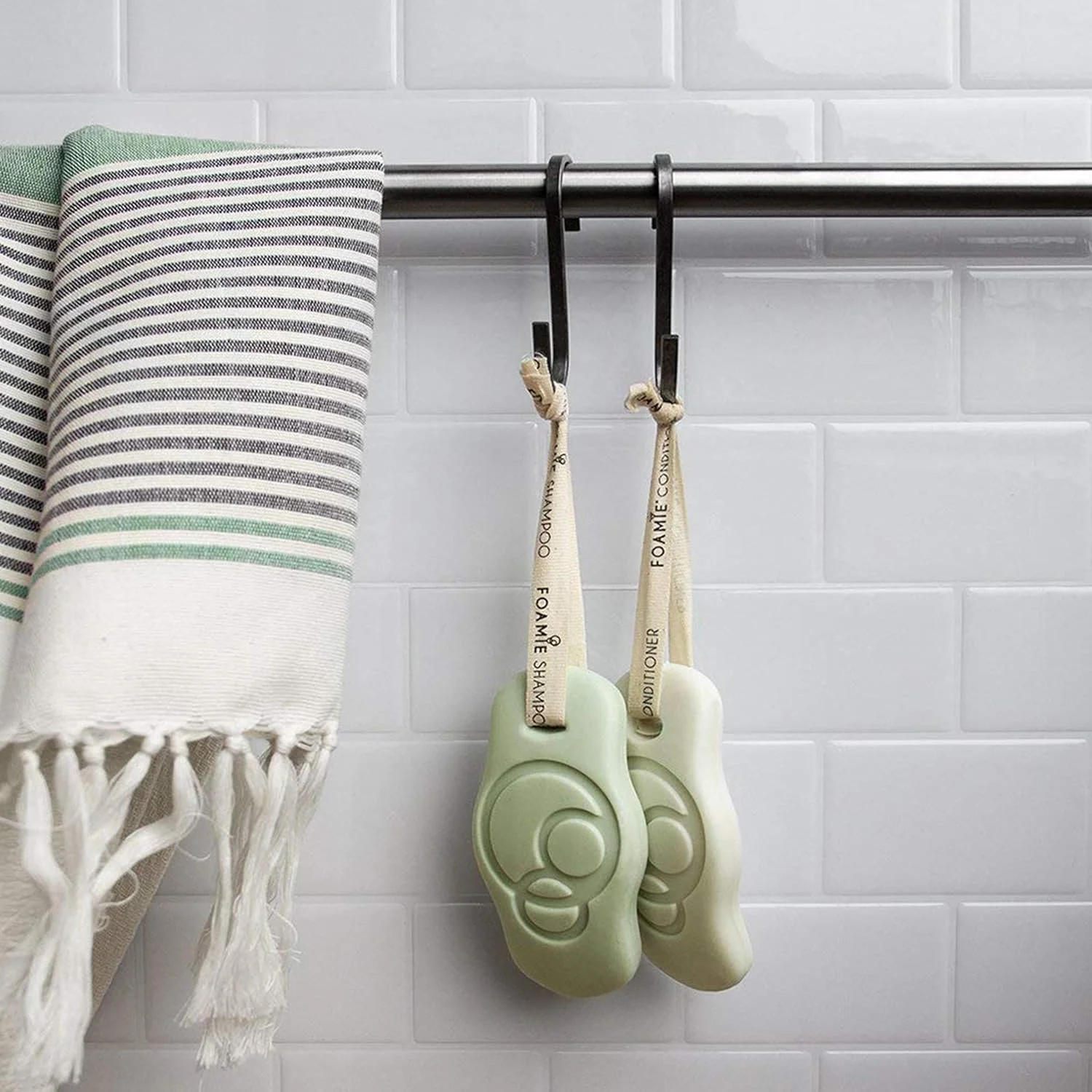 شامپو بار فومی، آلوئه ورا - مرطوب کننده برای موهای خشک - بدون پلاستیک، متعادل کننده PH، بدون صابون، بدون مواد مضر، وگان - ایده آل برای مسافرت