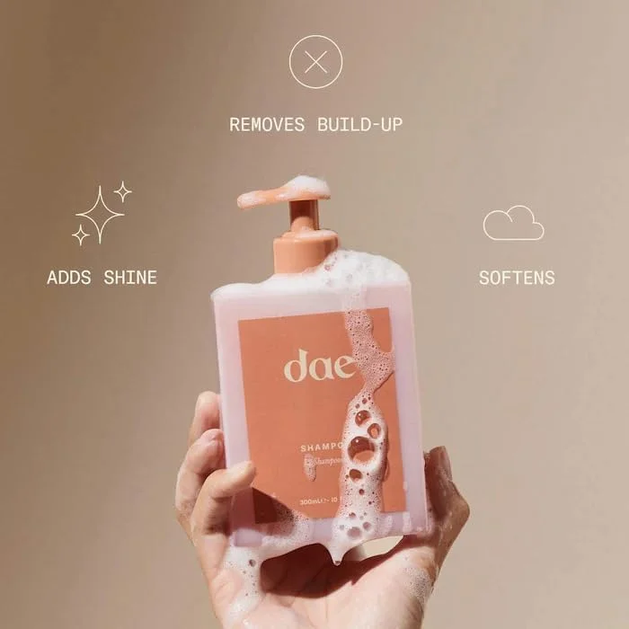 شامپو سیگنیچر DAE - پاک کننده و آبرسان مو و پوست سر خشک (295 میلی لیتر)