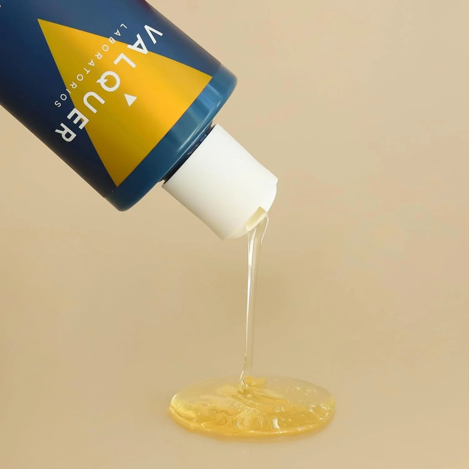 شامپو والکر مخصوص موهای چرب، به طور ویژه برای تنظیم چربی مو فرموله شده است. فرموله شده با برگ های بوچو، ویتامین E و پانتنول. فاقد سولفات و نمک - 400 میلی لیتر