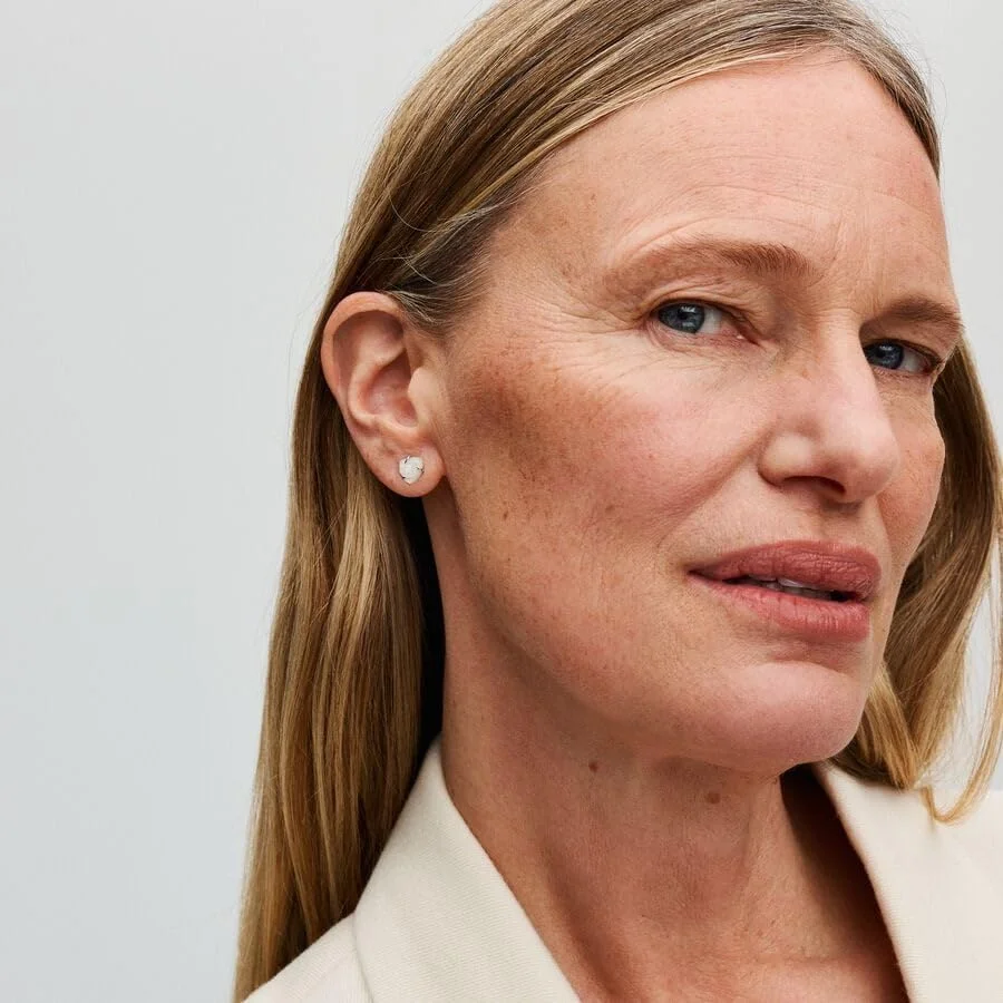 گوشواره های میخی گل رز سفید از جنس نقره استرلینگ با صدف مصنوعی بایورزین سفید مجموعه پاندورا Moments