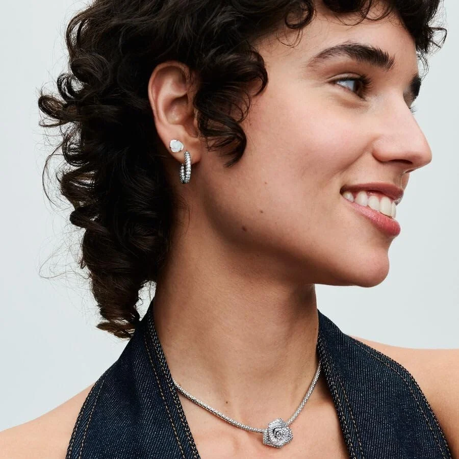 گوشواره های میخی گل رز سفید از جنس نقره استرلینگ با صدف مصنوعی بایورزین سفید مجموعه پاندورا Moments